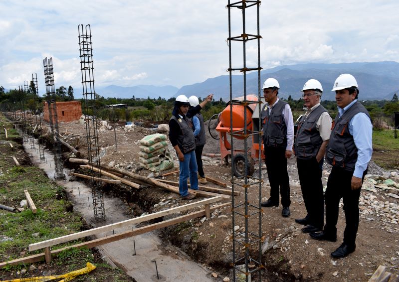 MIEMBROS DE LA COMISIÓN ORGANIZADORA DE LA UNAH VERIFICAN AVANCE DE CONSTRUCCIÓN DEL CERCO PERIMÉTRICO EN INTAY – LURICOCHA