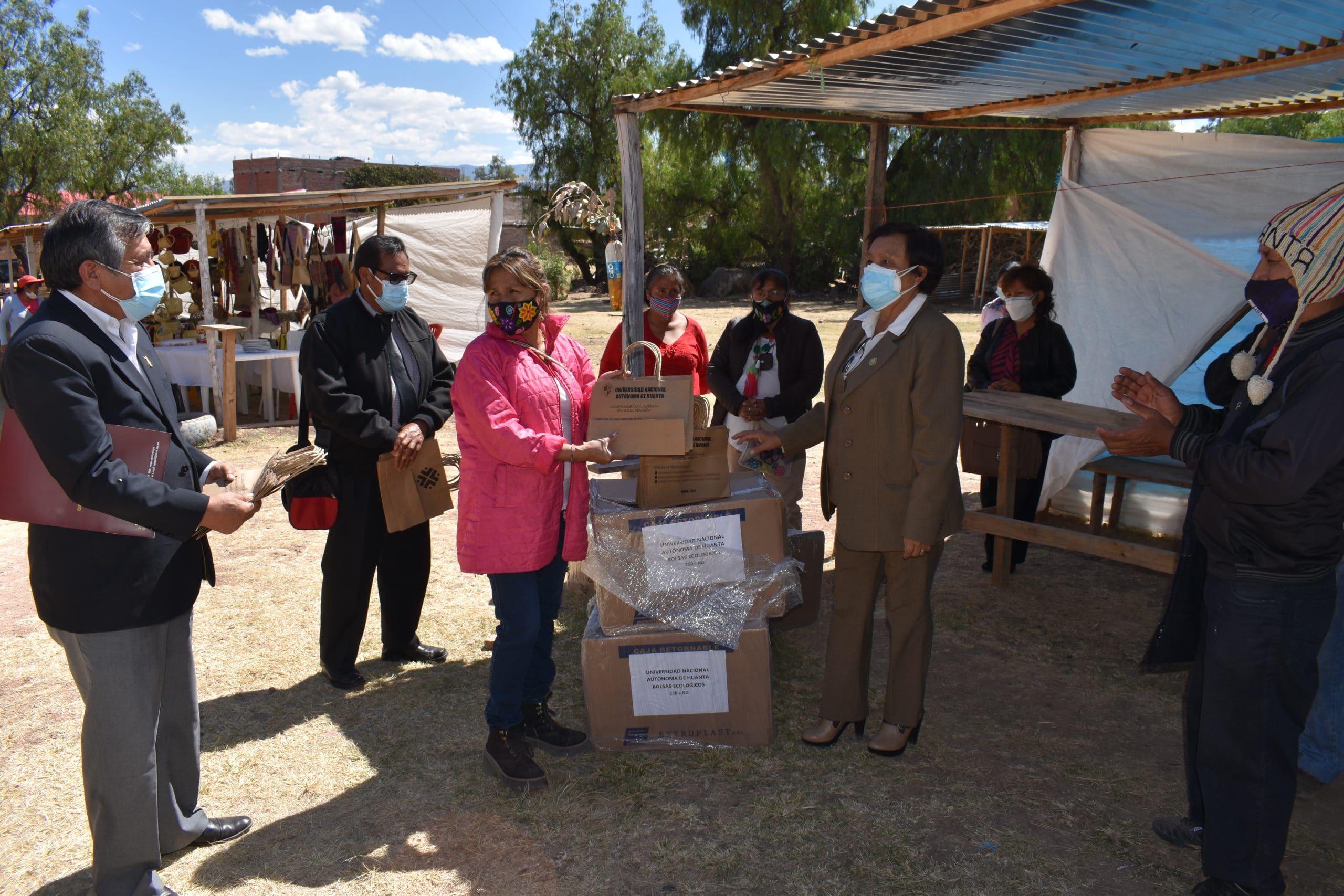 ENTREGA DE BOLSAS ECOLÓGICAS A ARTESANOS