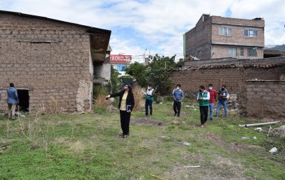 VERIFICAN TERRENO PARA LA CONSTRUCCIÓN DE LOCAL DE ESTUDIOS GENERALES.