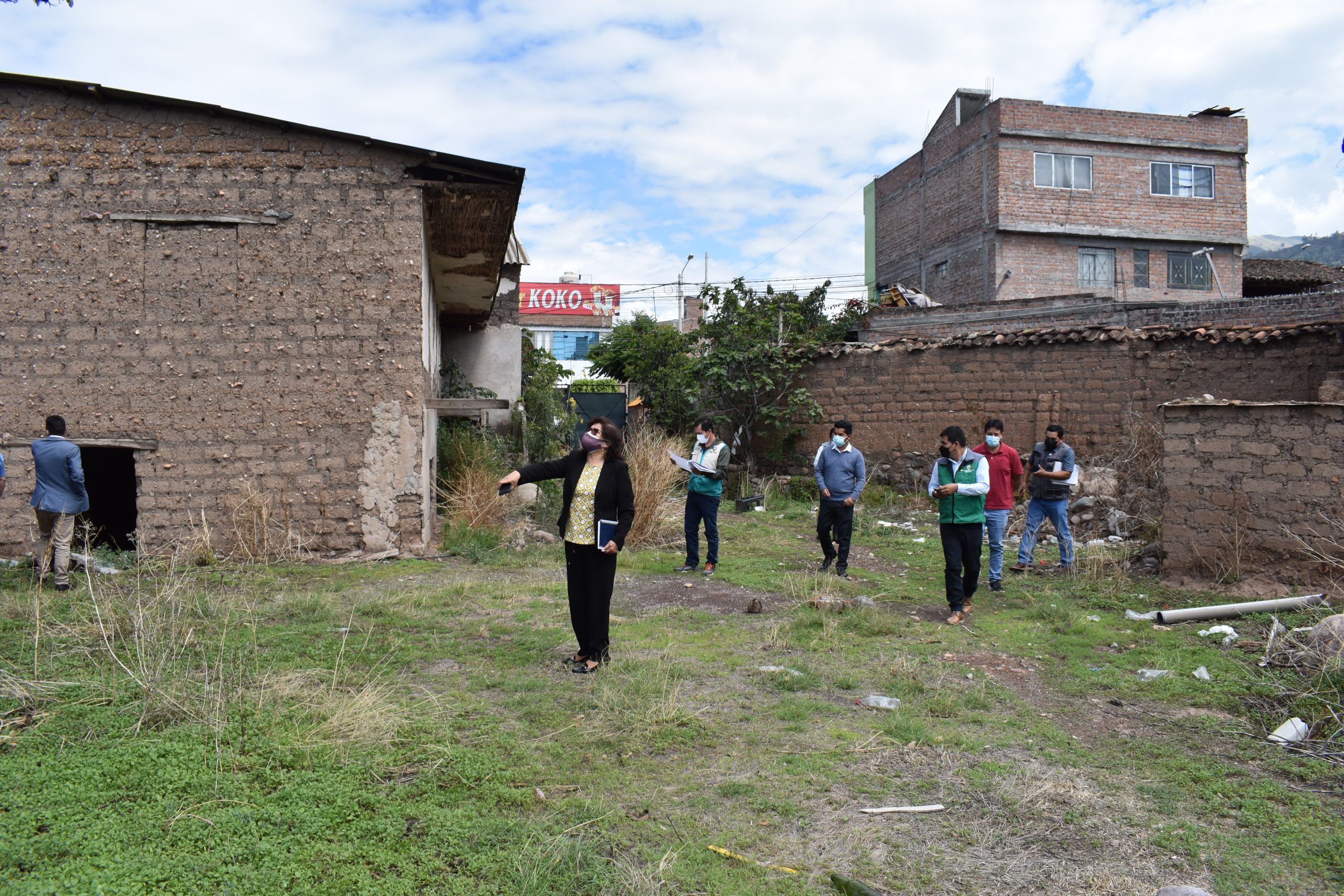 VERIFICAN TERRENO PARA LA CONSTRUCCIÓN DE LOCAL DE ESTUDIOS GENERALES.