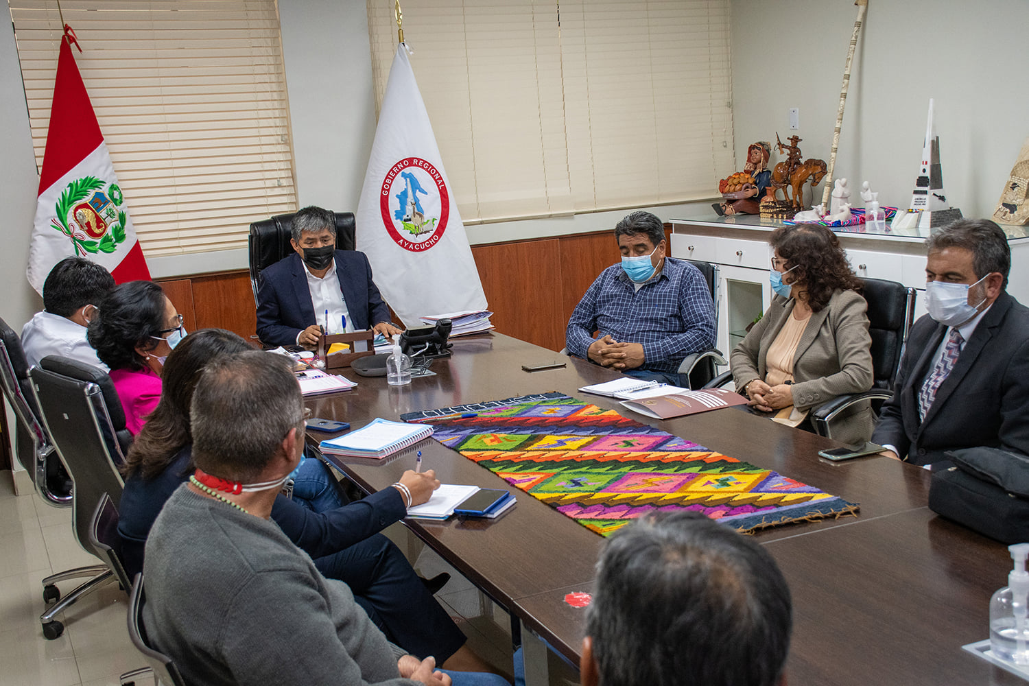 REUNIÓN CON EL GOBERNADOR REGIONAL DE AYACUCHO.