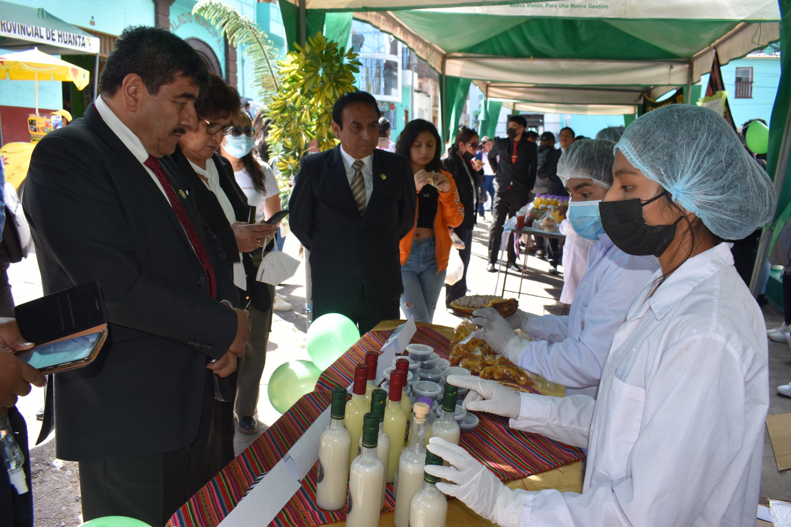 ESTUDIANTES DE INAF EXPONEN PRODUCTOS.