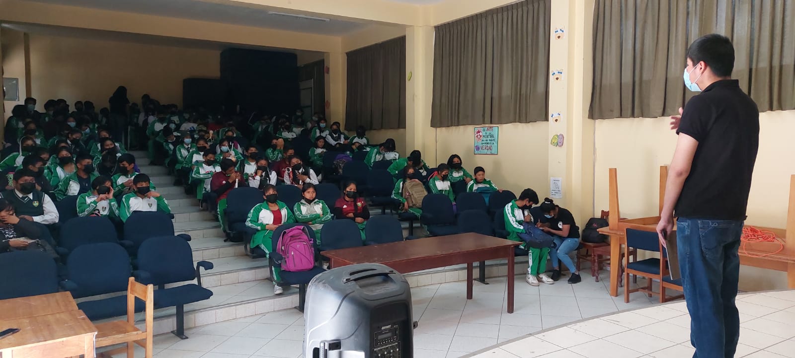 ESTUDIANTES REALIZAN ORIENTACIÓN VOCACIONAL EN COLEGIOS.