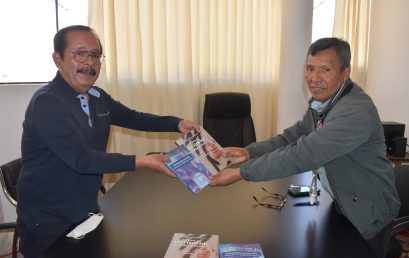 RECONOCIDO DOCENTE UNIVERSITARIO DONA LIBROS A LA UNAH.