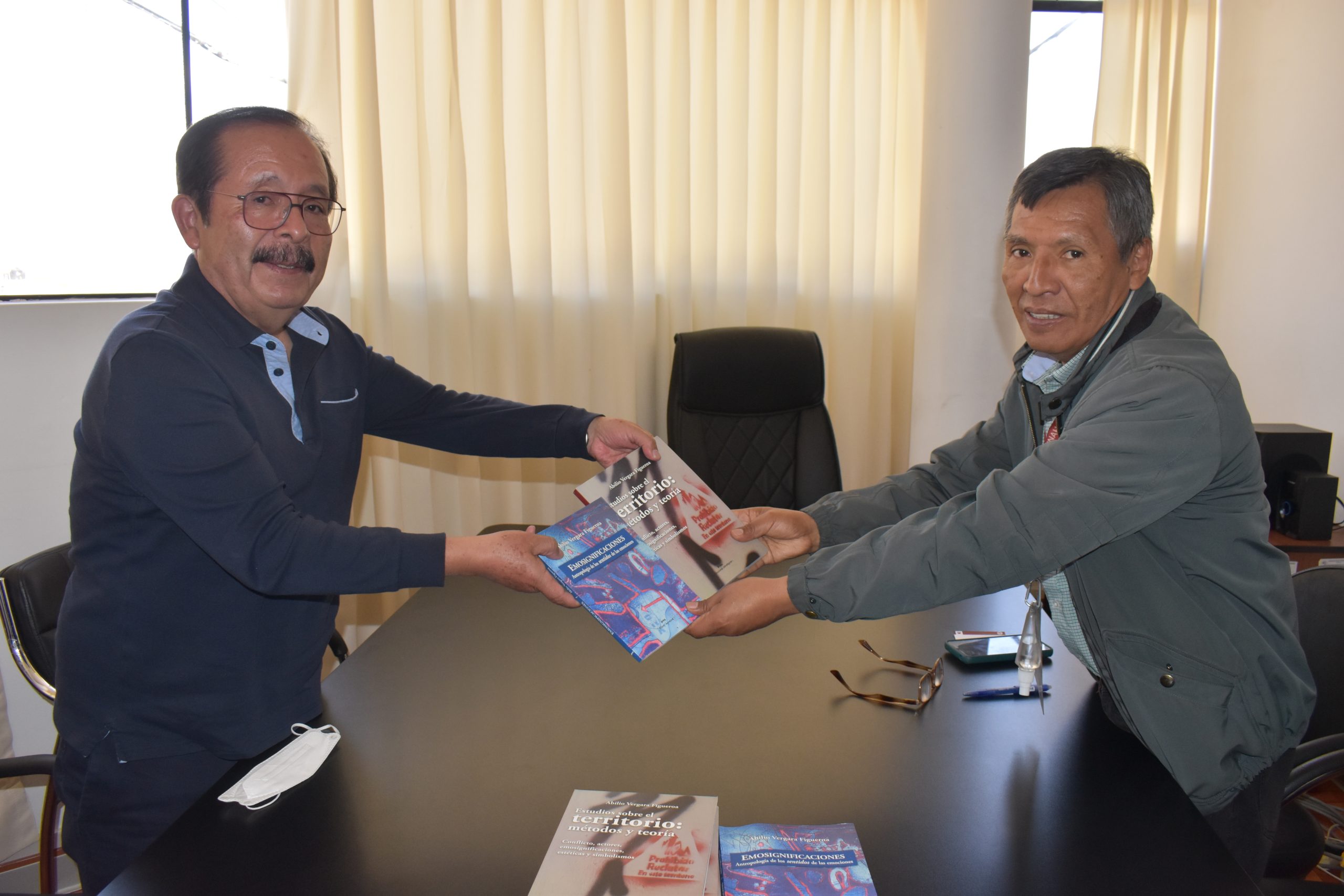 RECONOCIDO DOCENTE UNIVERSITARIO DONA LIBROS A LA UNAH.