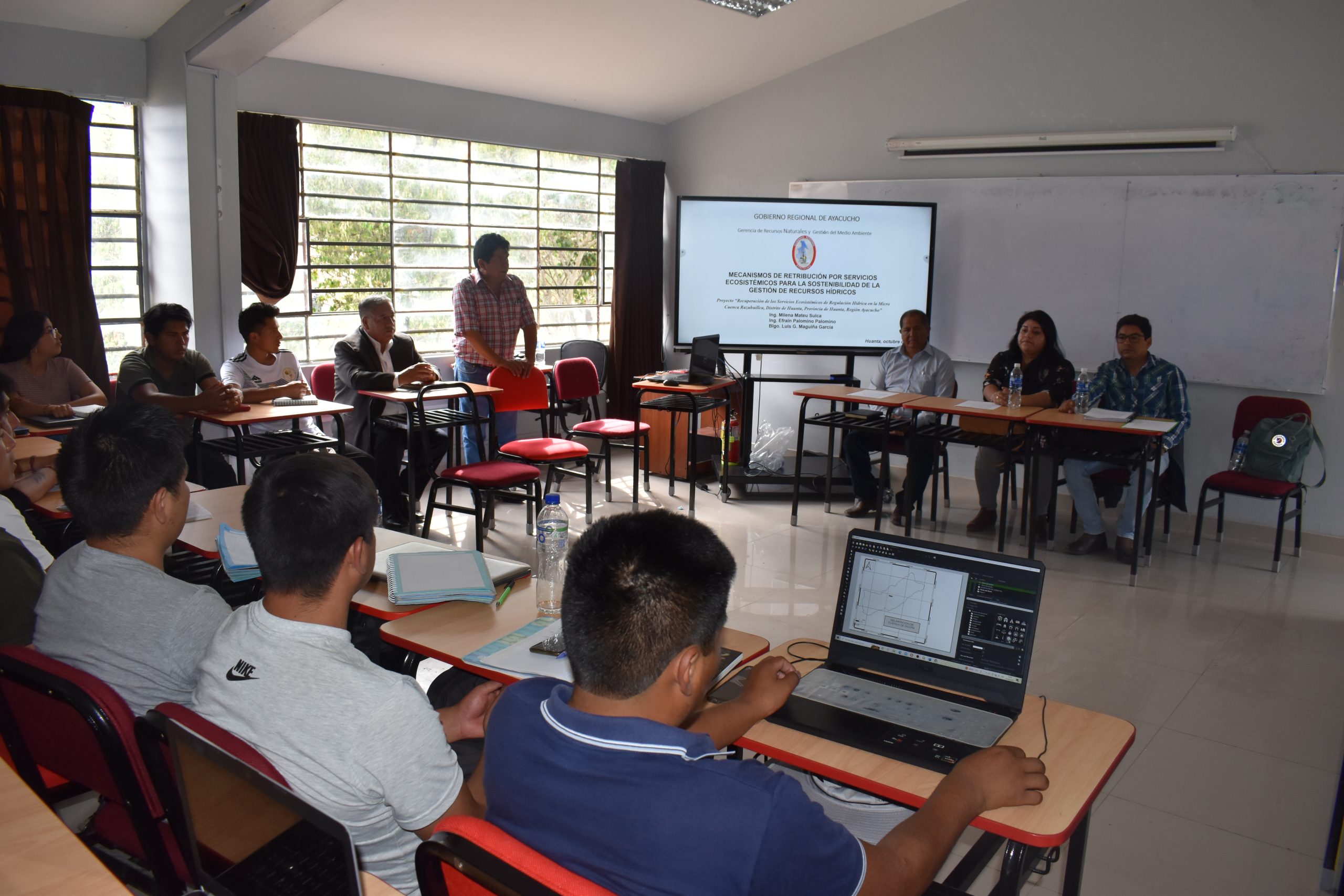 CHARLA SOBRE GESTIÓN DEL MEDIO AMBIENTE PARA ESTUDIANTES DE IGA.