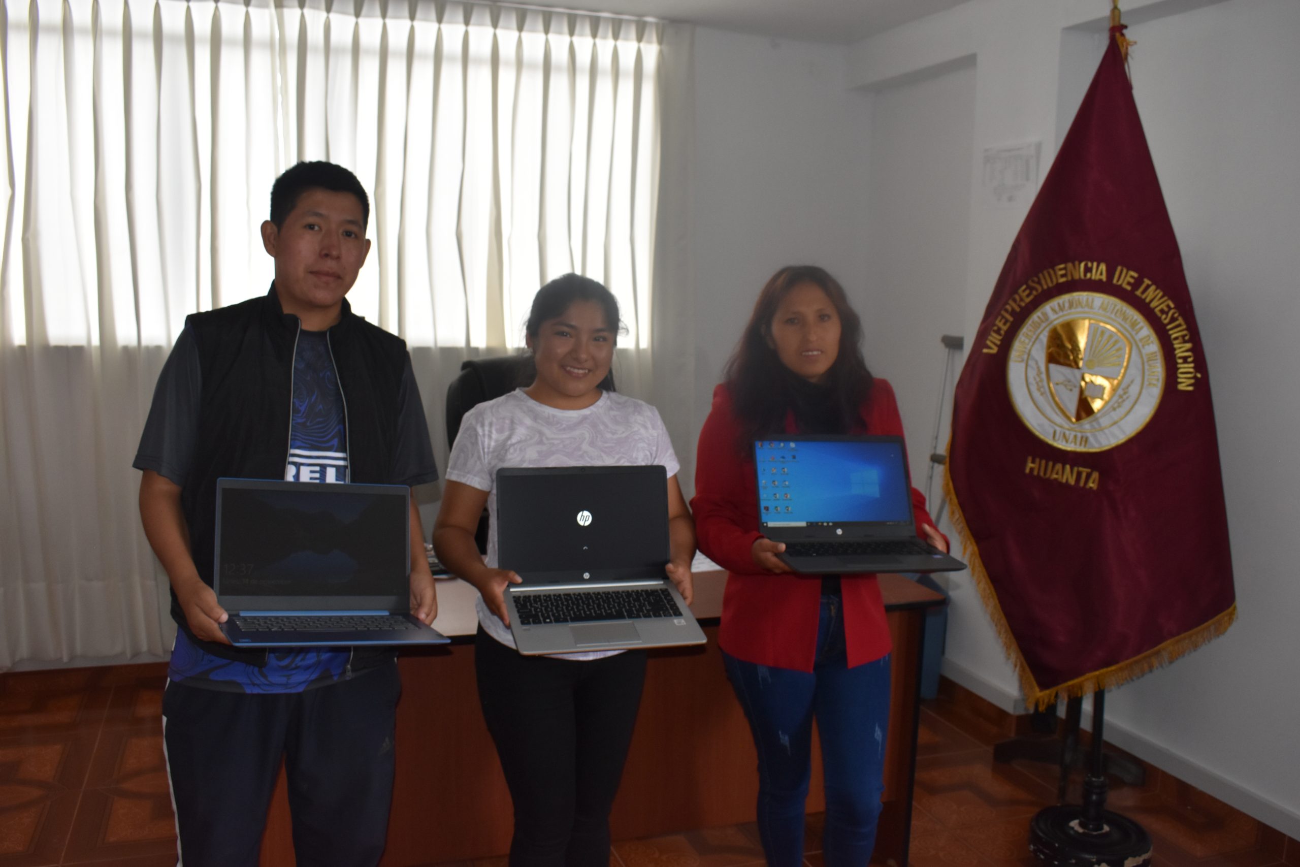 GANADORES DE ARTÍCULOS CIENTÍFICOS RECIBEN UNA LAPTOP DE PREMIO.